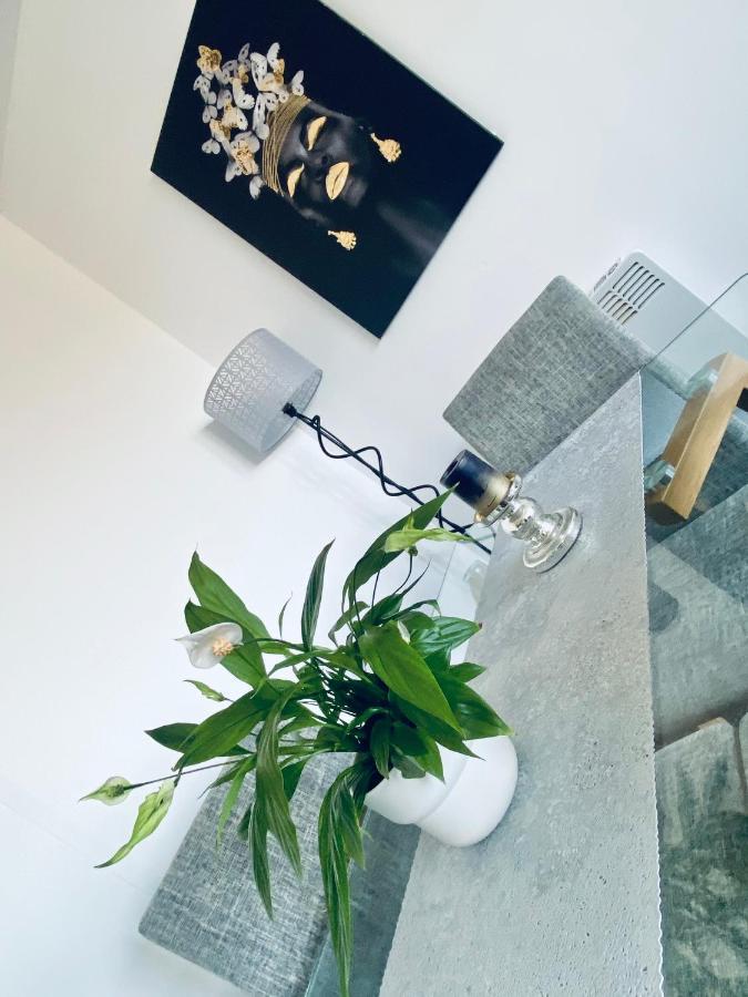 Unique View Of Anfield Stadium - Charming 2 Bedroom Apartment In Liverpool With Parking Bagian luar foto