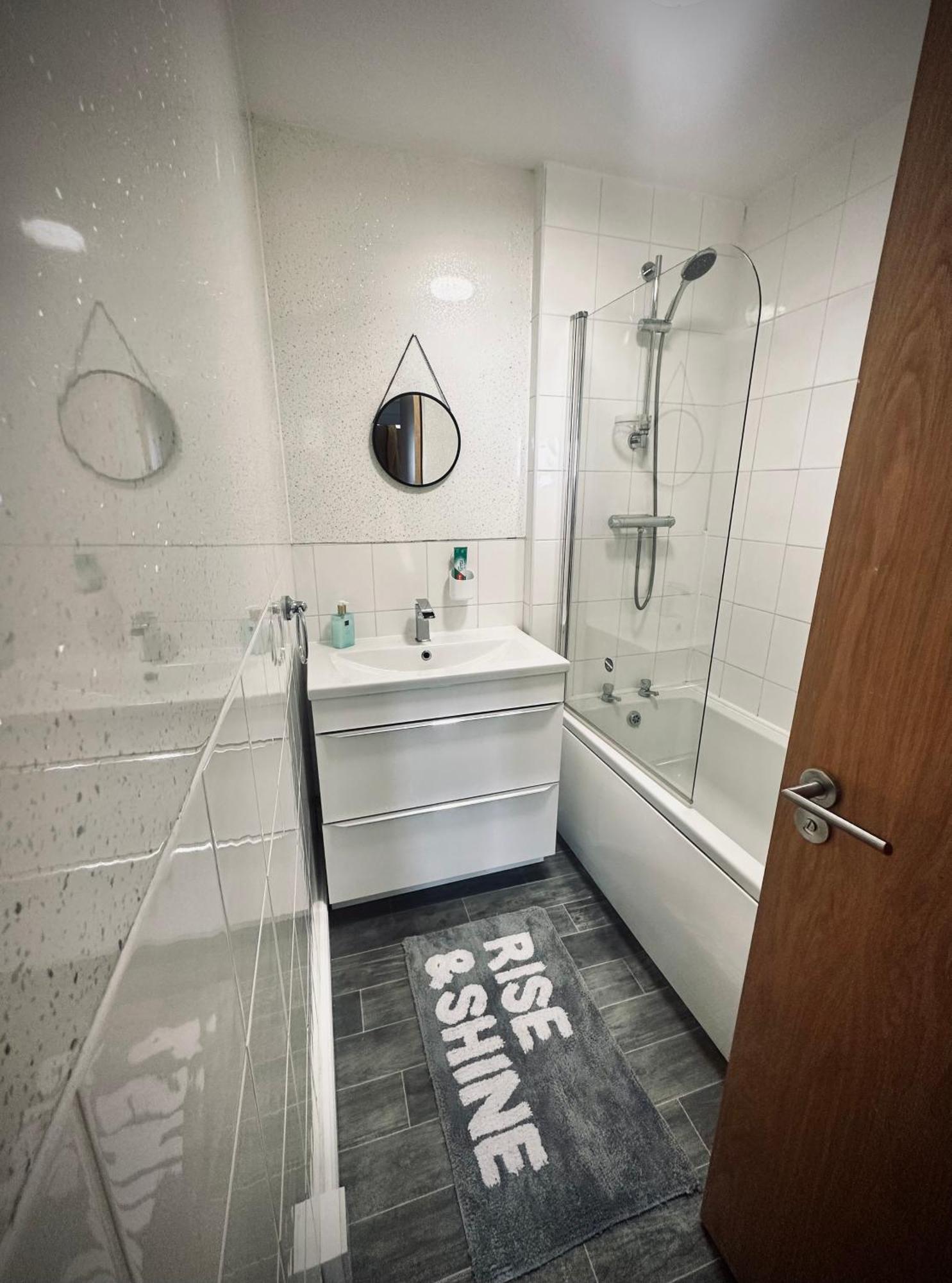 Unique View Of Anfield Stadium - Charming 2 Bedroom Apartment In Liverpool With Parking Bagian luar foto